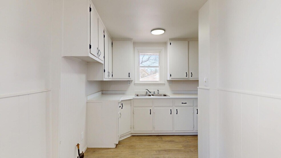 Building Photo - 109 W Ely St