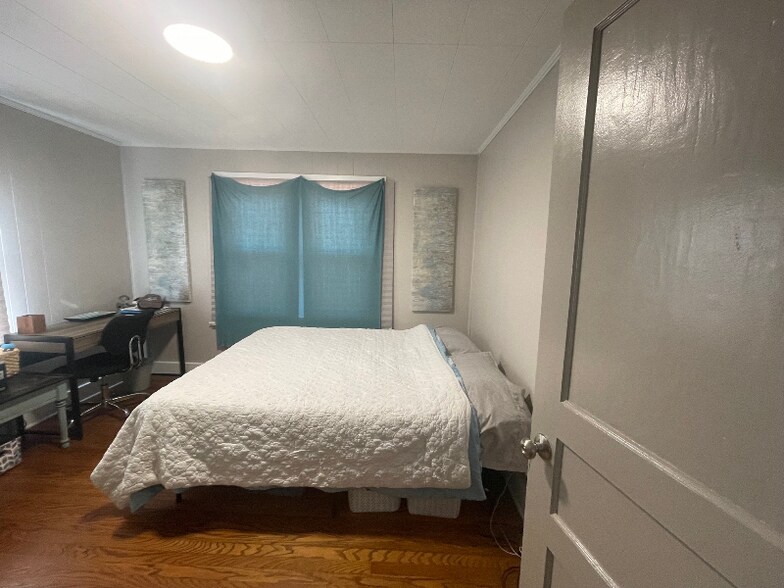 Building Photo - 1901 Cherry St