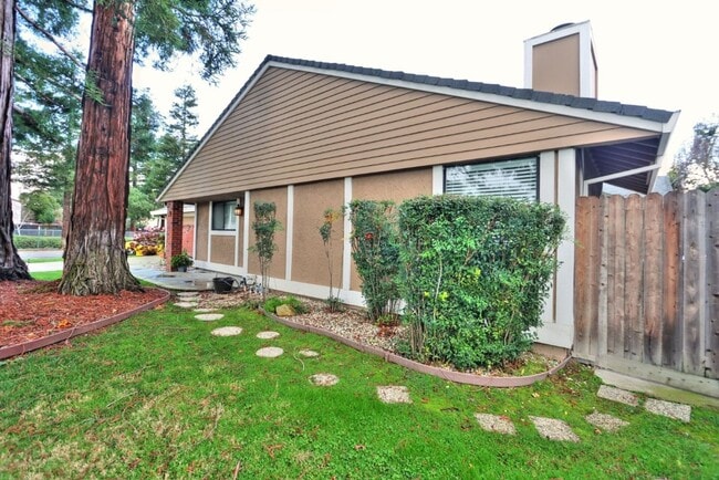 Building Photo - Beautiful corner halfplex available now for rent!