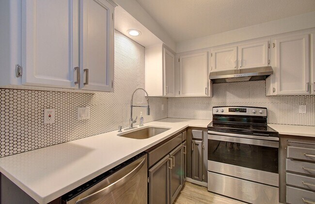 Building Photo - Cozy 2 bdrm 2 bath Condo - HALF OFF the 1s...