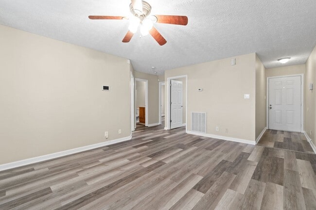 Building Photo - Spacious 3-Bedroom, 2-Bath Rental with Gar...