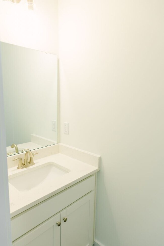 Building Photo - 3BD/2.5BA TOWNHOUSE-Walking Distance to Avondale, Greenway and Short Drive to Downtown Charleston...