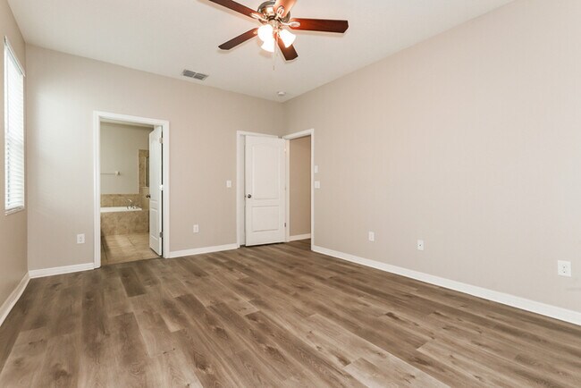 Building Photo - Spacious 6-Bedroom Florida Home