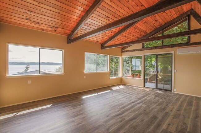 Building Photo - Gorgeous Langley Home With Water View and ...