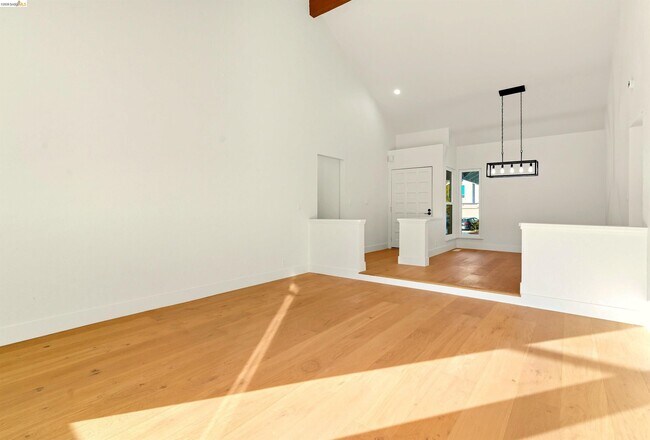 Building Photo - 11 Paddock Ct