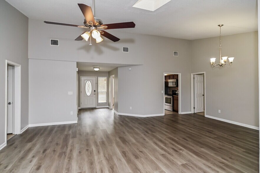 Building Photo - 8255 Spencers Trace Dr