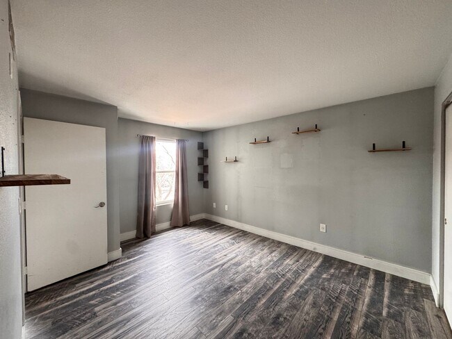 Building Photo - 2nd Floor 2 Bedroom Condo in Gated Community