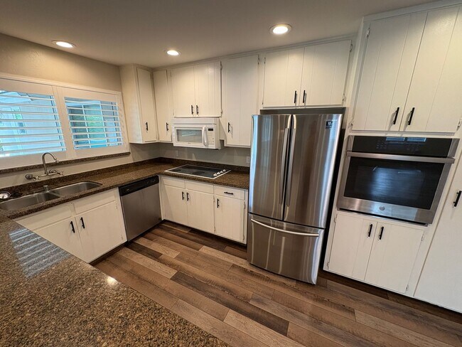 Building Photo - NW Visalia Home Near Country Club Available Now! *Private Showing Only*