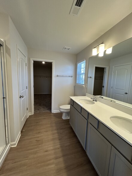 master bathroom - 107 Kirkstall Way