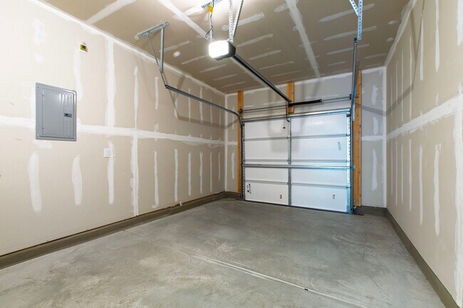 Building Photo - Bright & Beautiful! Modern 3-Bedroom Townh...