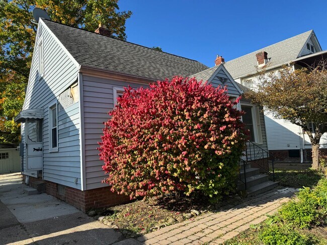 Building Photo - Newly updated 3 bd house in Euclid- NO VOU...