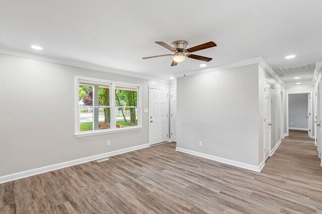 Building Photo - Great Location off of South Holden Road. 3 Bedroom 2 Bathroom Home.