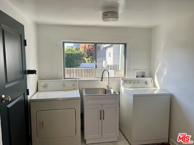 Building Photo - 4316 Perlita Ave