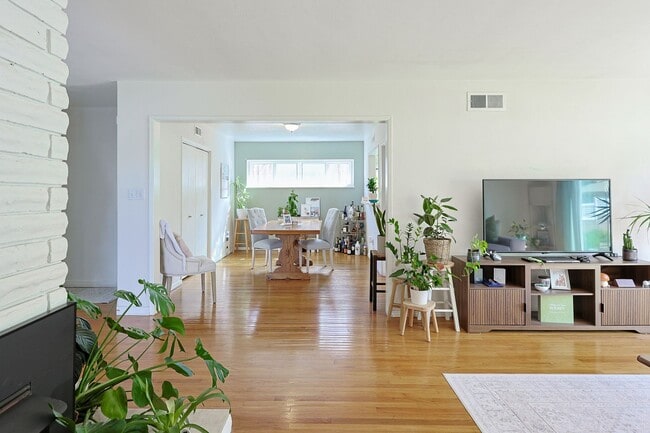 Building Photo - 3-Bed, 2-Bath Home on Large Lot in Prime San Diego Location