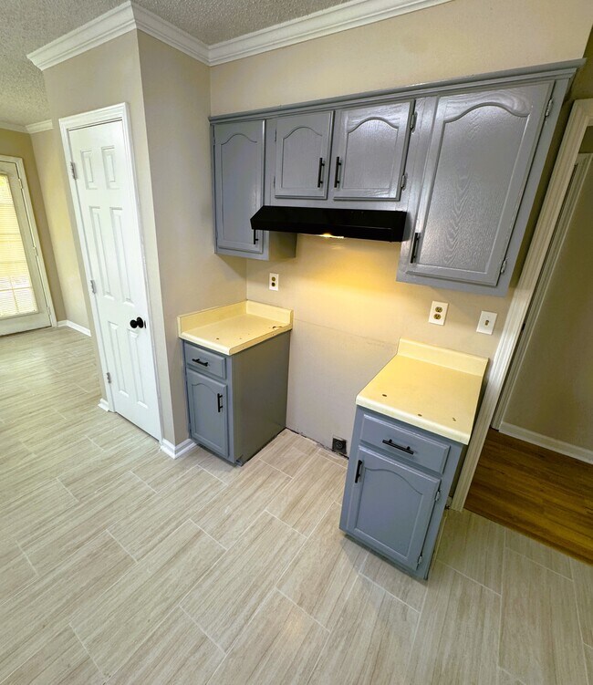 Building Photo - 2250 Lake Hill Ct