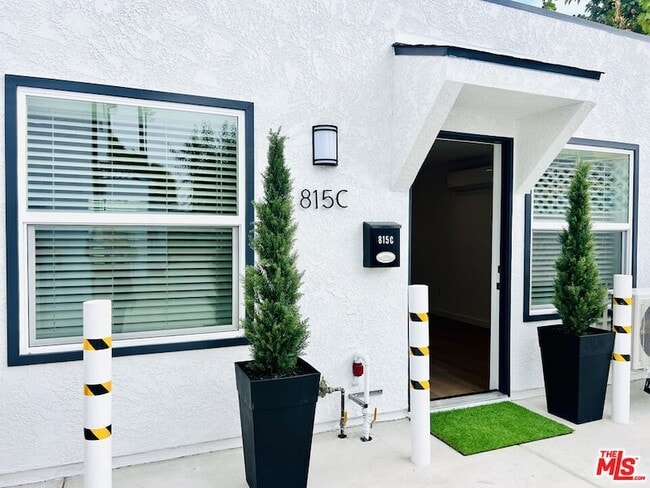 Building Photo - 815 W Glenoaks Blvd