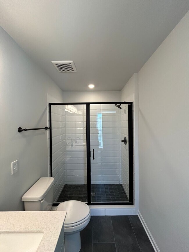 Building Photo - Luxury End-Unit Townhome with 2-Car Garage, Deck & Bonus Room – Available June 5!