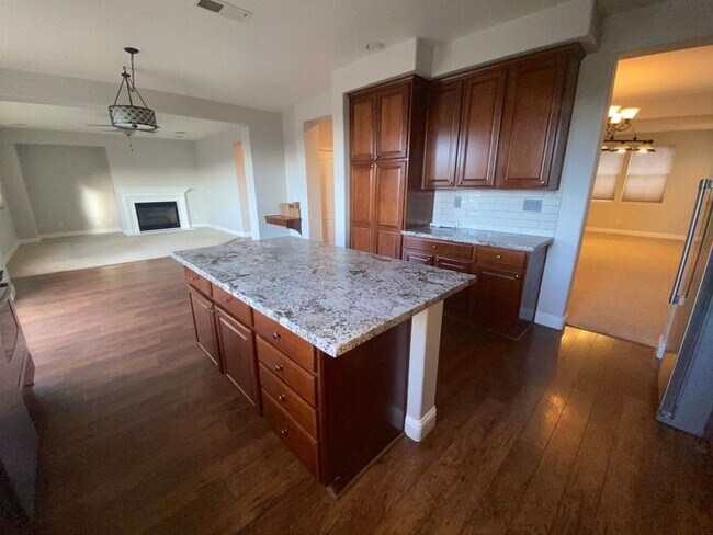 Building Photo - Top of the Hill - Gorgeous 5 Bedroom 3 Bat...