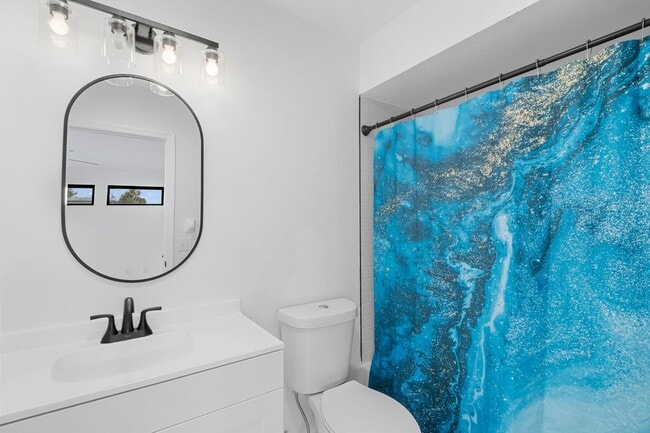 Building Photo - Well-maintained,2 bed 2 bath two-story condo located in Fort Myers