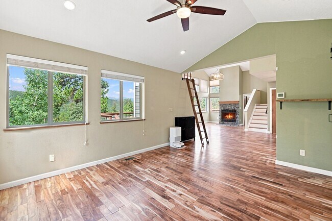 Building Photo - Beautiful mountain home