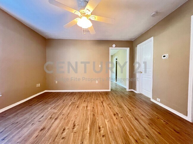 Building Photo - Charming 3/2 in Denton Ready for Move-In!