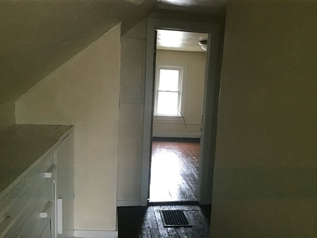Building Photo - 3 Bedroom Single Family Home