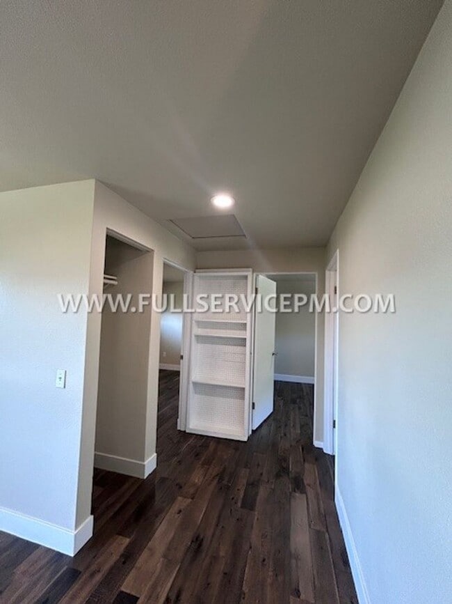 Building Photo - Exceptional South Beacon Hill 3 BD 2 BA! Huge Deck!