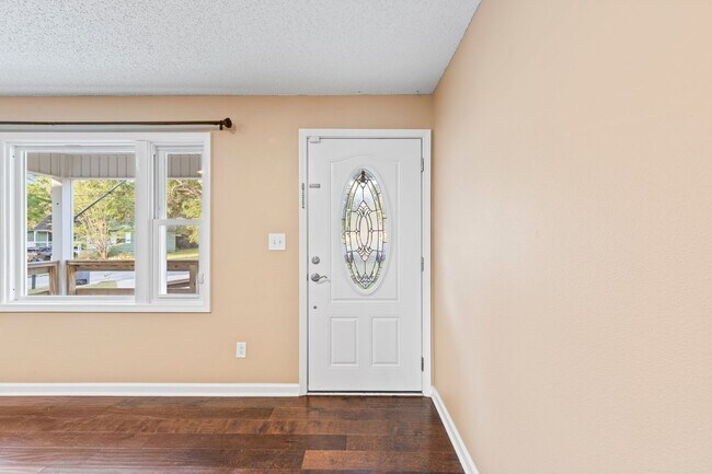 Building Photo - Pet Friendly!  Ideal location to Eglin AFB!!