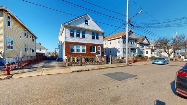 Building Photo - 70 Putnam Rd