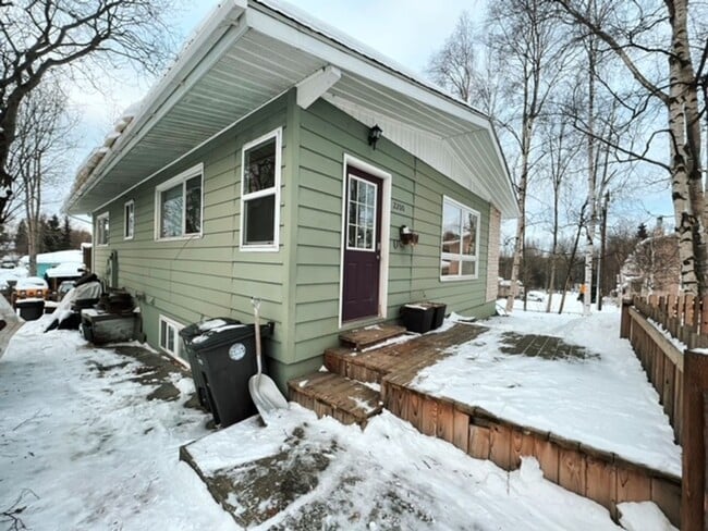 Building Photo - Spacious Midtown Two Bedroom with Utilitie...