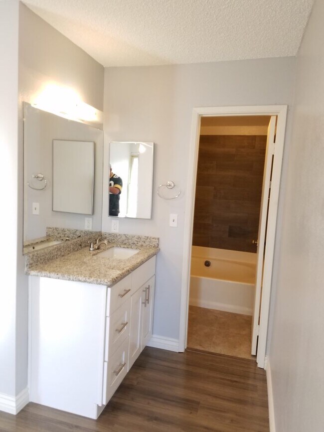 Building Photo - 7147 Abbeyville Dr