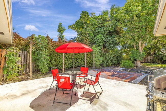 Building Photo - 1911 Cypress Ave