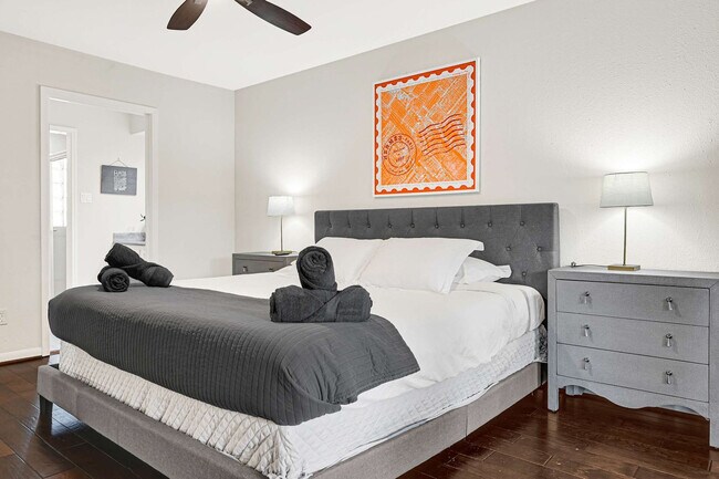 Building Photo - 5534 Loch Lomond Dr