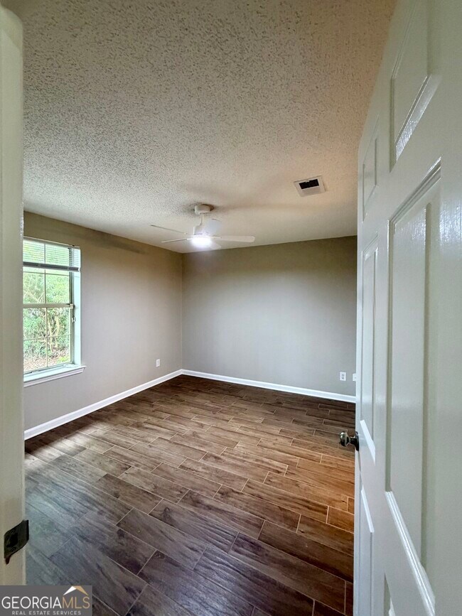 Building Photo - 440 Admiral's Walk Dr