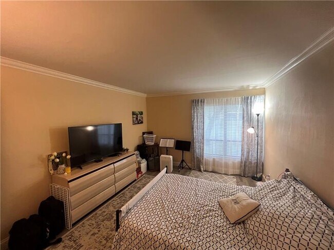 Building Photo - 2339 SW 15th St