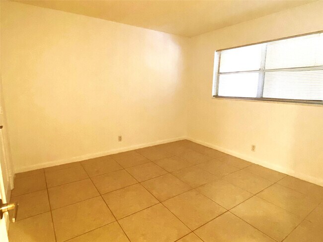 Building Photo - 500 SE 2nd Ave