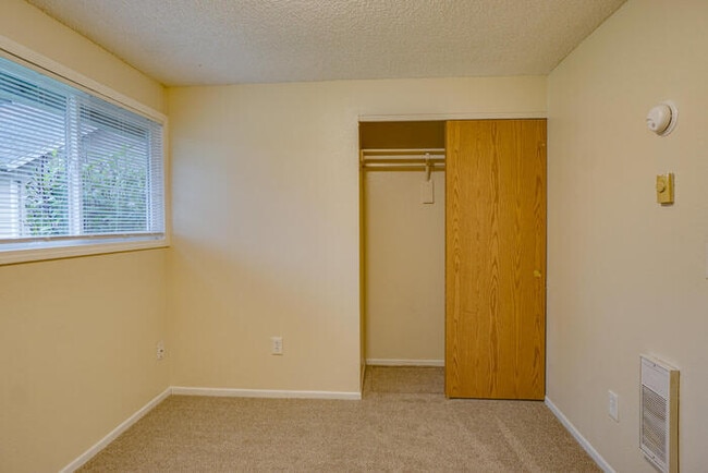 Building Photo - 13817 NE 35th Cir