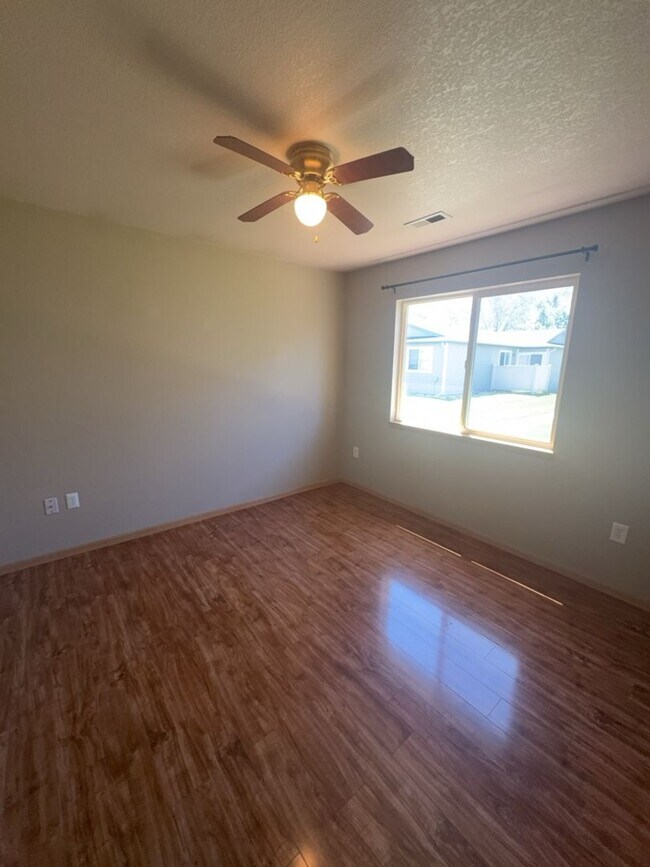 Building Photo - 850 S Overland Trail
