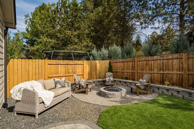 Building Photo - Spacious 4 Bedroom Gem with Private Backya...