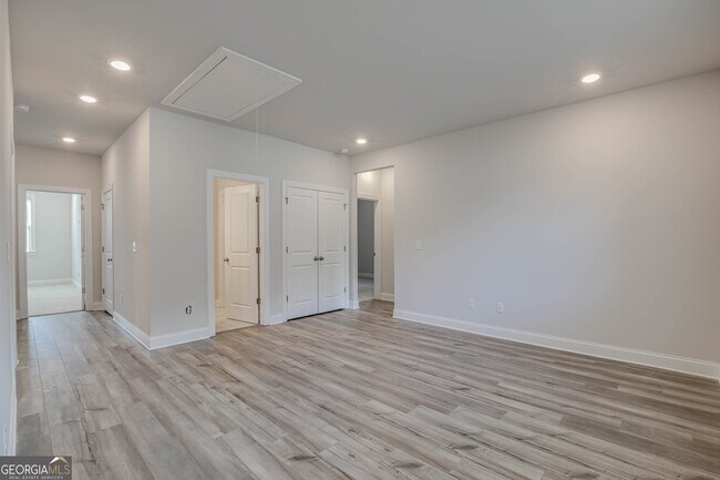 Building Photo - 320 Caledonia Ct