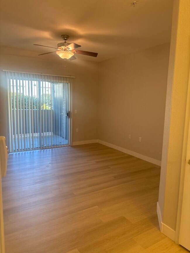 Building Photo - Downstairs unit with 3 bedroom and with two baths