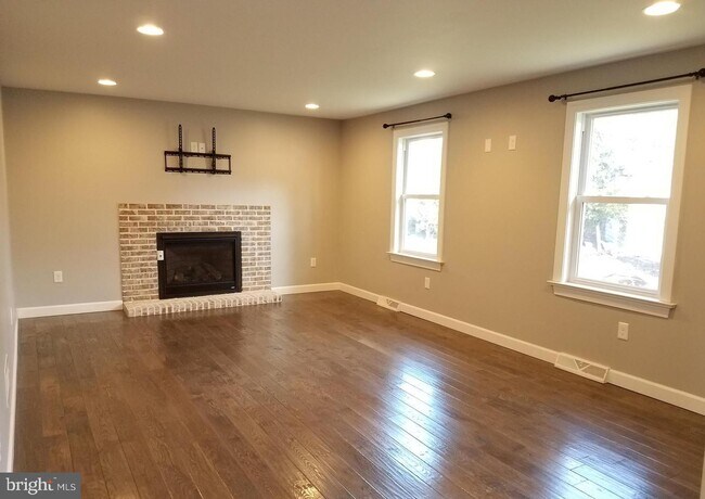 Building Photo - 914 Tuckerton Rd