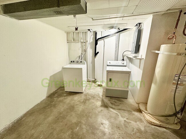 Building Photo - 3-Bedroom, 1.5-Bathroom House in Concordia...