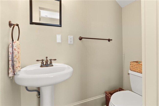 Building Photo - 6050 Laurel St