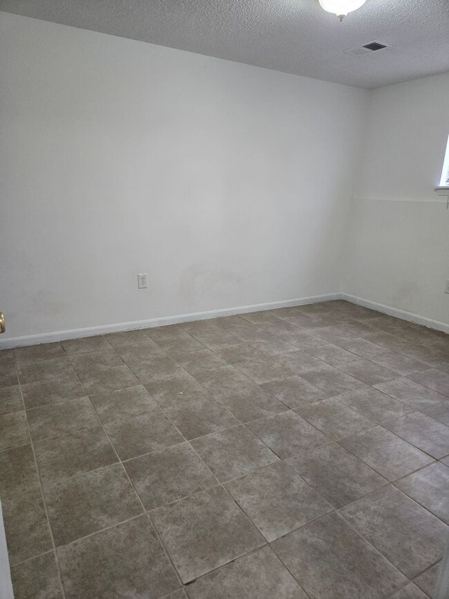 Building Photo - 3 BR/1.5 BA - Kansas City, KS