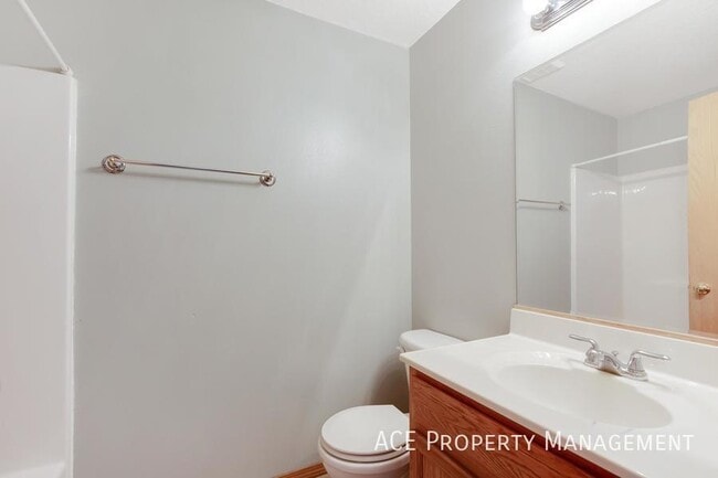Building Photo - 240 Grandeur Ln