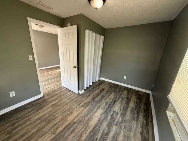 Building Photo - Cozy Plant City Bungalow