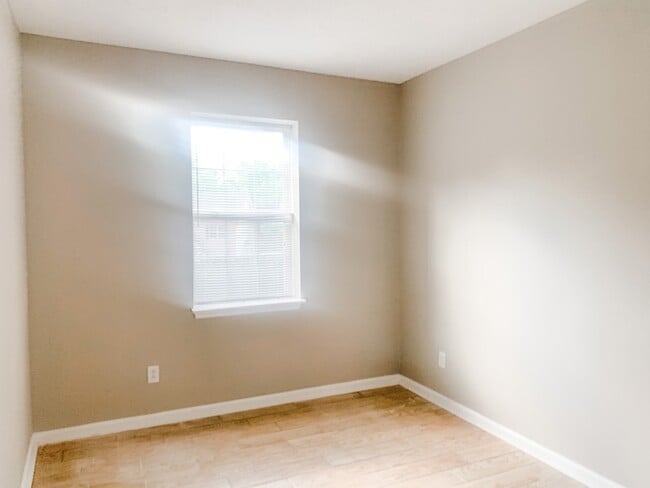 Building Photo - 118 Redbud Dr