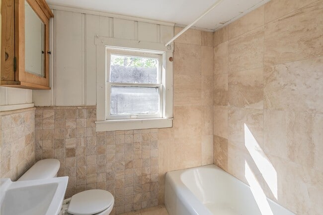 Building Photo - CHARMING and UPDATED 3/2 in The Cultural District