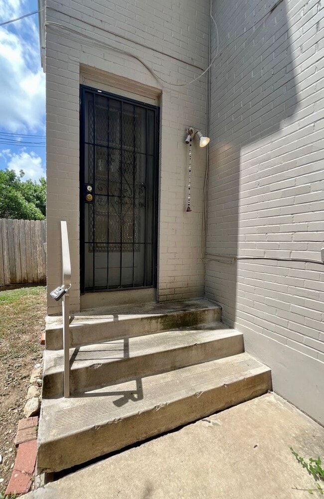 Building Photo - Move In Special! *LOCATION* Fabulous 1/1 with extra space ONE BLOCK off the St Mary's strip and c...